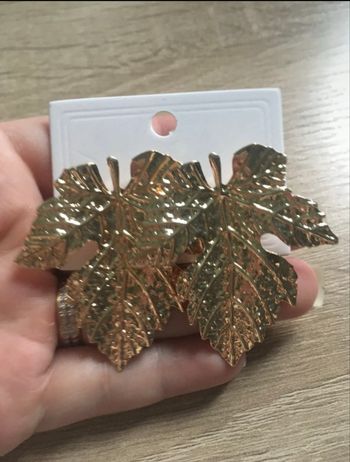 Boucles d’oreilles NEUVES avec étiquette femme forme de feuilles 🍁couleur doré