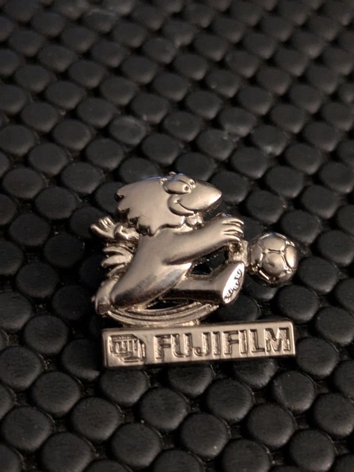 Pin's footix 1998 Fujifilm signé Arthus Bertrand