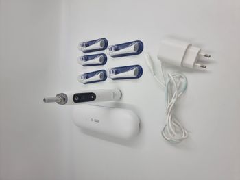 Brosse à dent électrique connectée Oral B IO serie 7 avec chargeur de voyage + 5 brossettes neuves