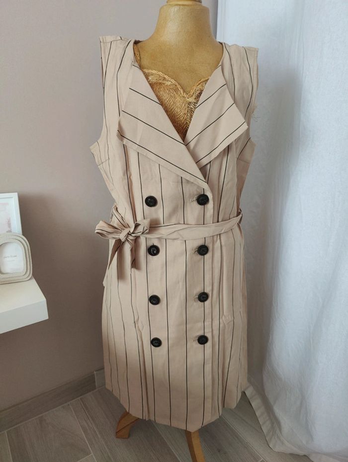 Robe beige rayée