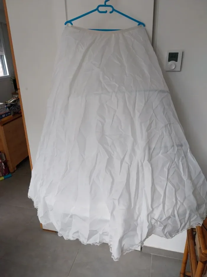 Robe de mariée à bretelle blanche - photo numéro 10