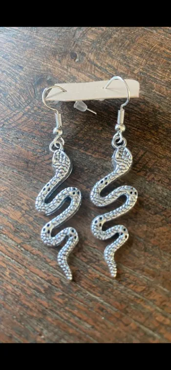 Boucles d’oreilles serpents , argentées , comme neuves
