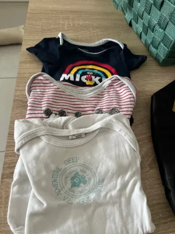 Lot de 3 bodies dont 2 Disney 9 mois manche courte