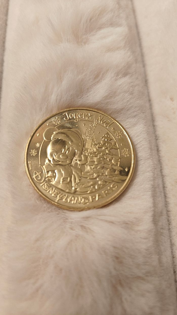 Pièce monnaie de Paris Disney Paris Joyeux Noël Mickey Noël 2025 - photo numéro 2