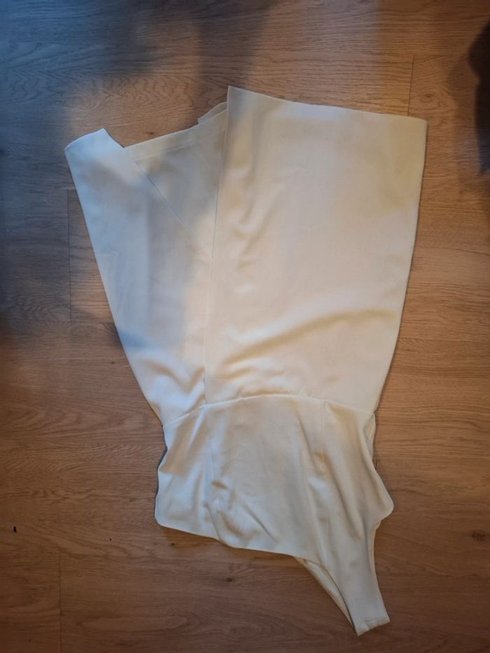Robe blanche avec short en dessous
