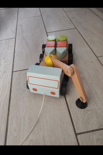 Camion à tirer en bois