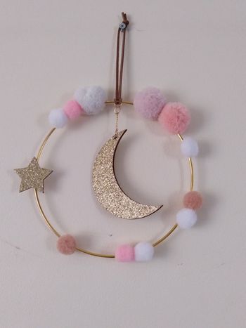 Décoration murale ronde - lune étoile et pompons