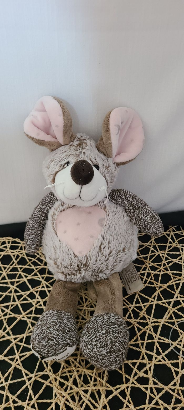 SOURIS FILLE NAHIA MARRON AVEC GROS COEUR ROSE Louise Mansen