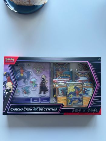 Pokémon Coffret Carchakrok De Cynthia 