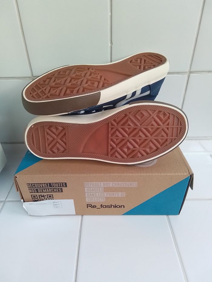 Paire de baskets montantes. Fermeture éclair et lacets. - photo numéro 4