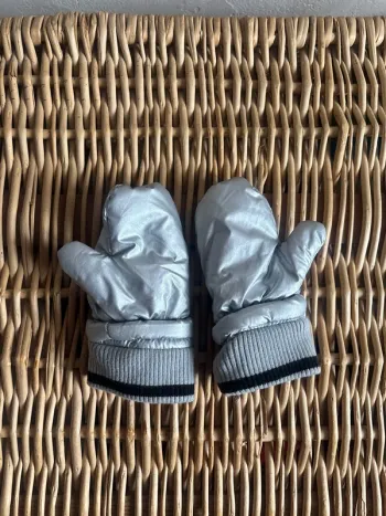 Moufle hiver 6mois  en très bon état