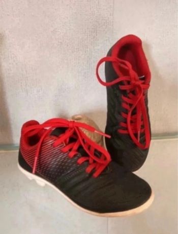 Chaussures foot baskets kipsta taille 28 rouge et noir