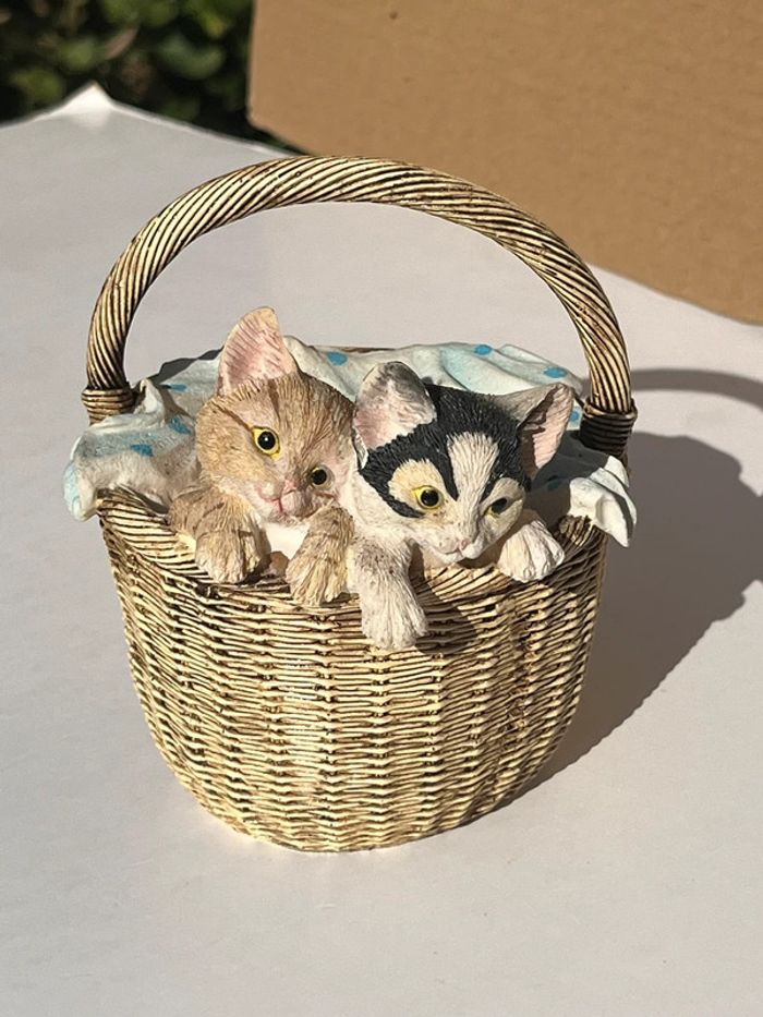 Figurine panier anse avec 2 chats et draps - photo numéro 3