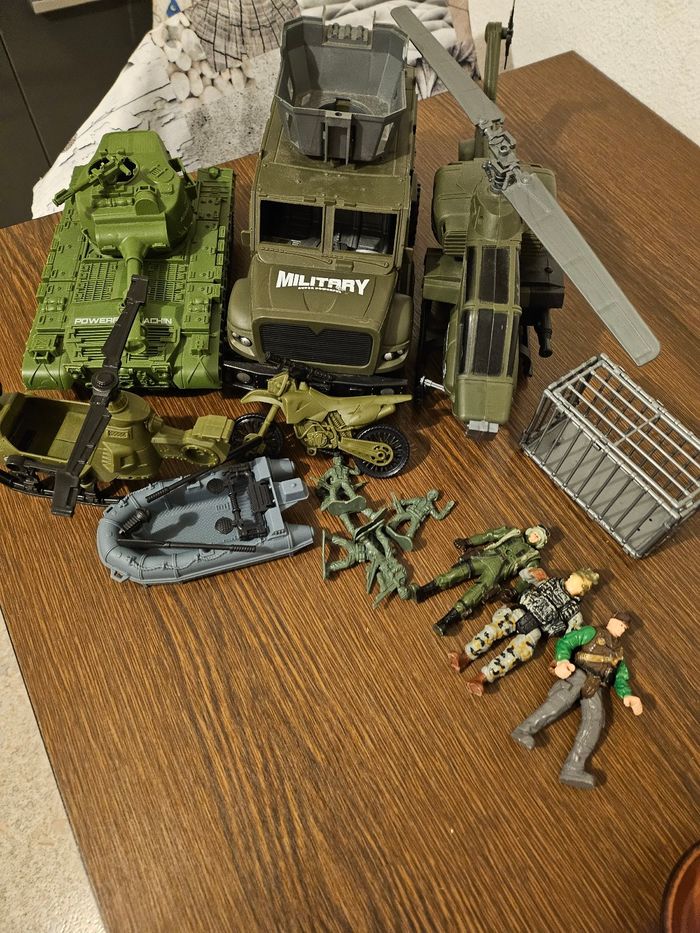 Lot de voitures militaires et figurines