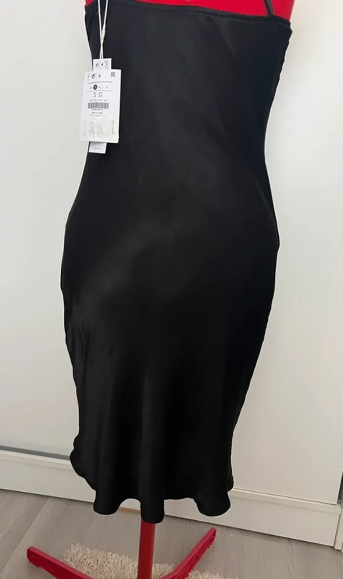 Robe noire satinée one shoulder Bershka - photo numéro 5