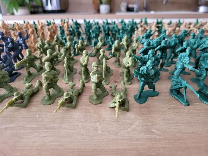 Lot figurines véhicules armes et accessoires militaires - photo numéro 8