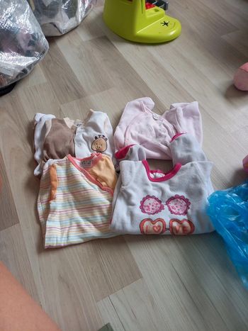 Lot de 4 pyjamas taille 1 mois