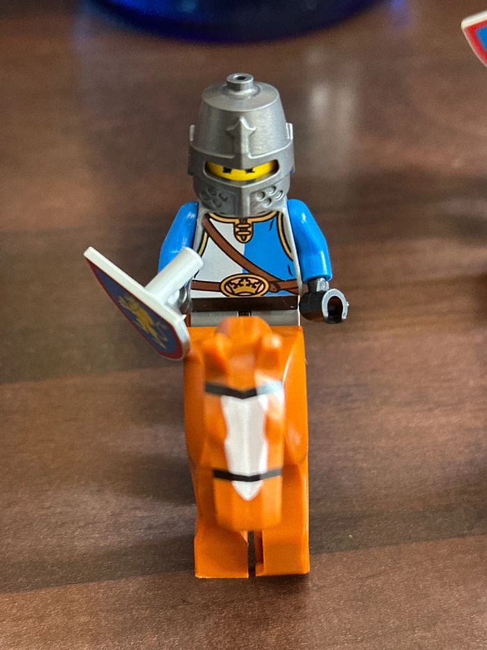 3 figurines Lego + cheval,arme et bouclier - photo numéro 2