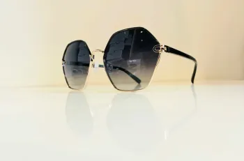 Lunette de soleil femme Polarisée hexagonale noire et dorée verres dégradés UV protection cat 3