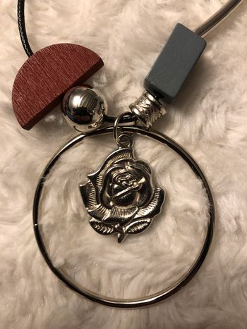 896-Sautoir argenté et bois NEUF