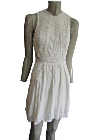 robe courte partie haute en dentelle marque h&m taille indiquée 328 peut aller a un 36