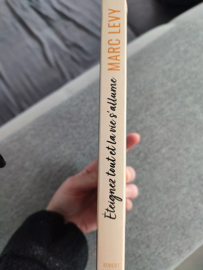 Livre Marc Levy éteignez tout et la vie s'allume - photo numéro 3