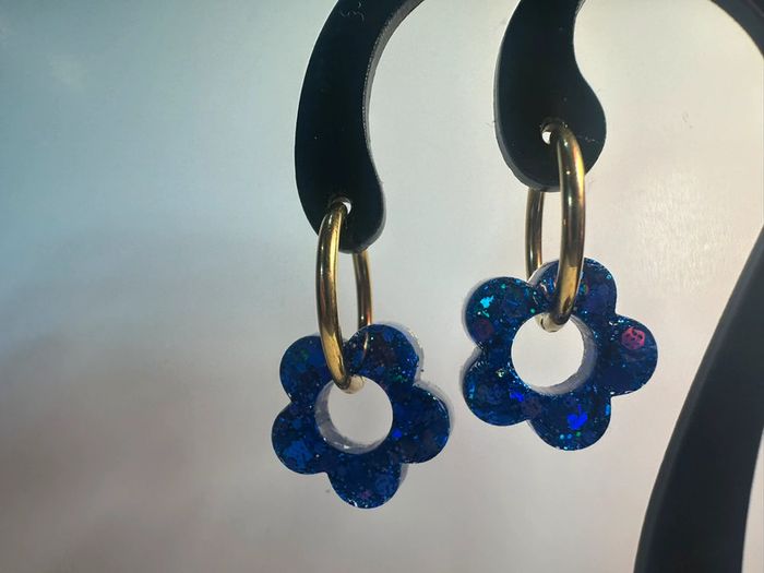 Créoles fleurs résine bleues - photo numéro 2