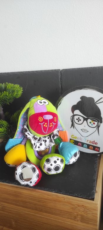 Peluche multi activités  Doofy Le chien  Vert Rouge Bille Etoile Pois Noir Blanc