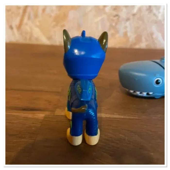 Idée Cadeau 🎁 Figurine Aqua Pups de Chase avec avec son requin de la Pat Patrouille - photo numéro 5
