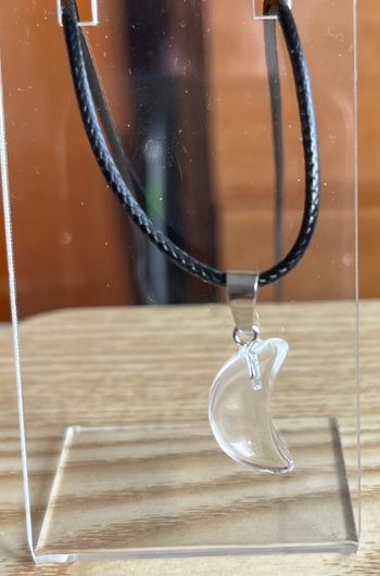 Collier lune transparente