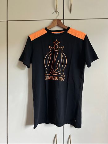 T shirt noir et orange OM