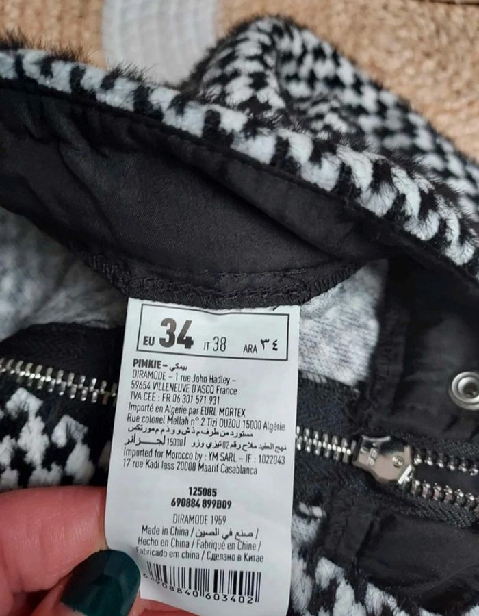 Jolie jupe neuve hiver Pimkie motif pied de poule noir et blanc
Taille 34 - photo numéro 5