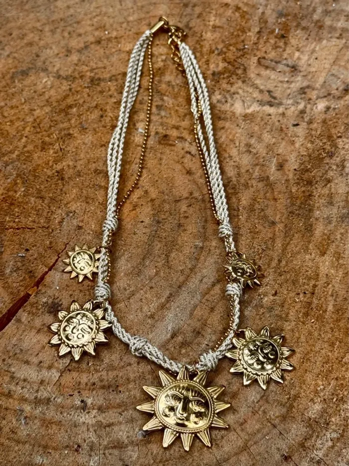 Collier réglable cordon écru doré chaînes soleil en breloques acier inoxydable or - photo numéro 3
