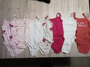 Lot 7 bodys sans manche