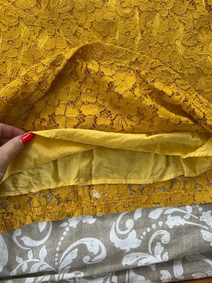 Robe dentelle jaune taille M ddp - photo numéro 3