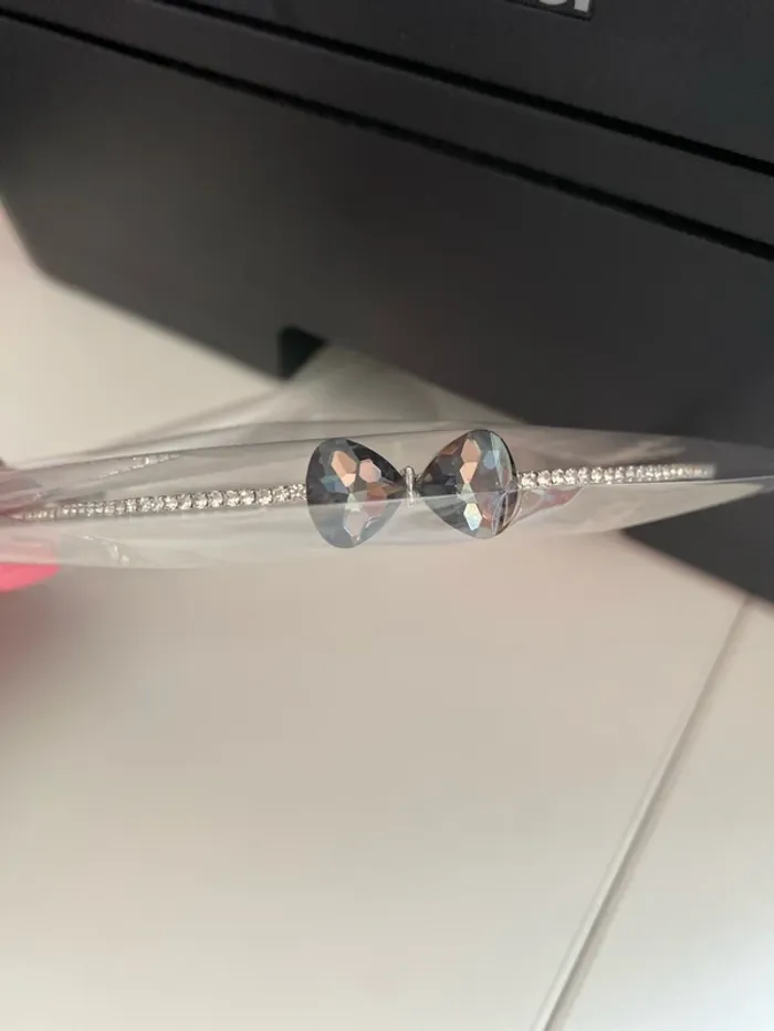 Serre tête avec brillants et petit noeud noir - photo numéro 2