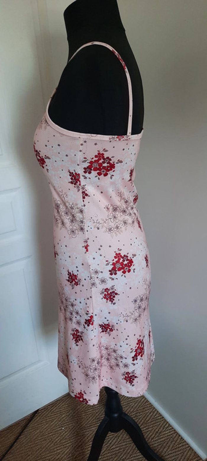 Robe fleurie d'été à bretelles - photo numéro 2