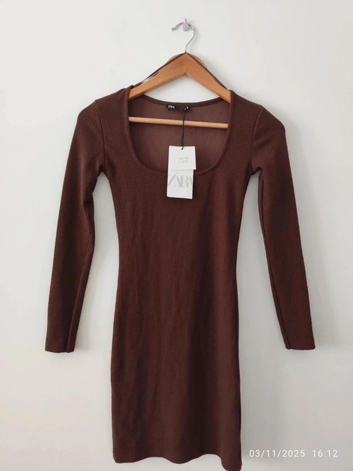 Vestido corto ajustado con escote cuadrado marrón chocolate de Zara - photo numéro 2