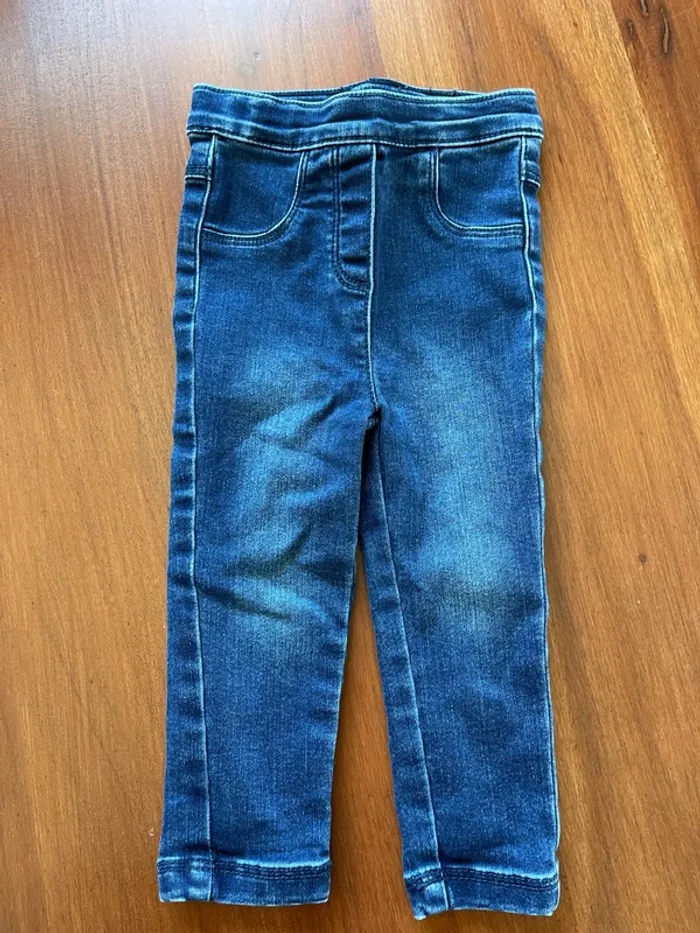Lot de 5 jeans taille 18 mois très bon état - photo numéro 2