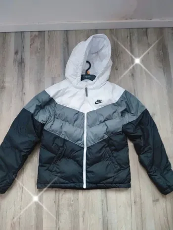 Doudoune Nike enfant taille 13/ 15 ans XL