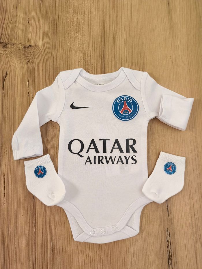 Ensemble bodie et chaussettes bébé foot cadeau de naissance paris psg - photo numéro 3