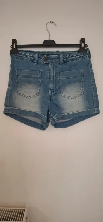 👖Short en Jean H&M - Style Décontracté avec Détails Tressés (Taille EUR 38 / US 8)