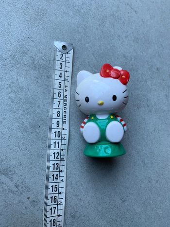 Hello kitty assise socle verte tenue verte sanrio vintage