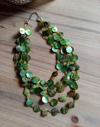 Collier 5 rangs nacre & perles vert & marron + Pochon de rangement argenté