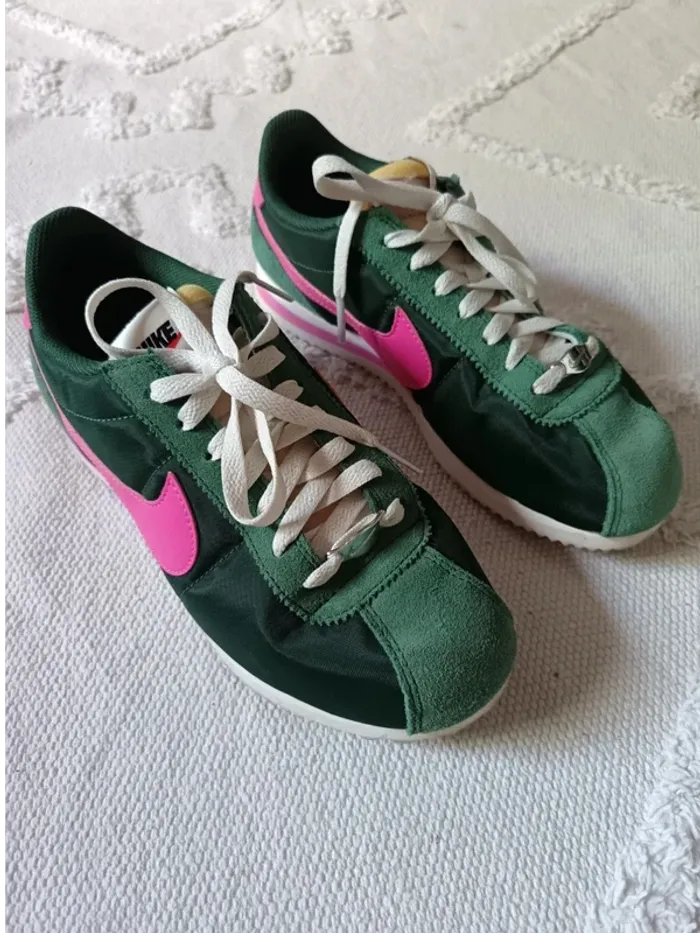 Baskets Cortez Nike vert et rose