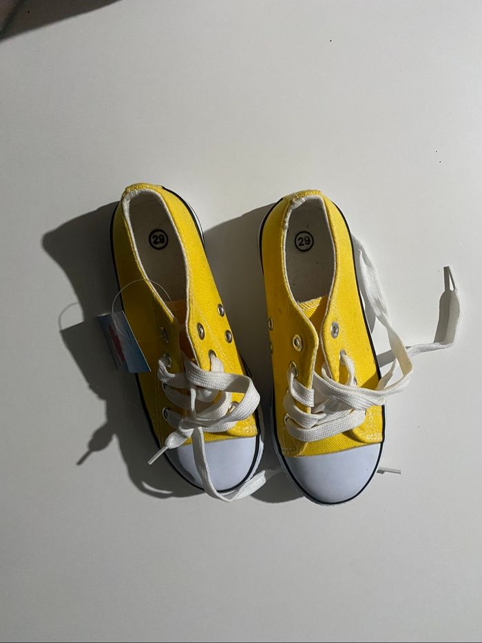 Basket jaune taille 29