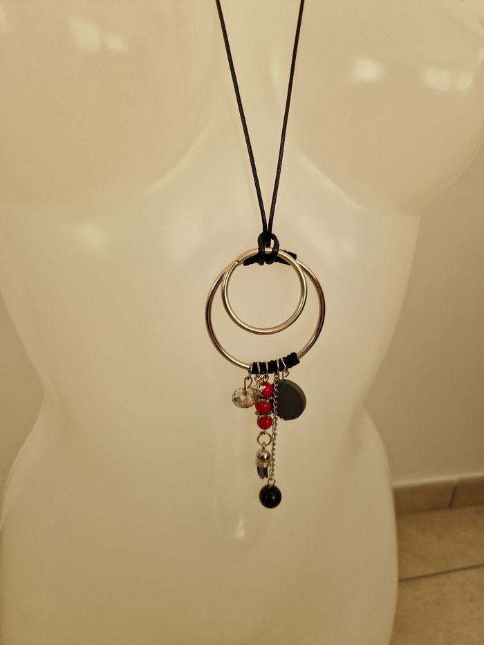 Collier long avec diverses décorations - photo numéro 3