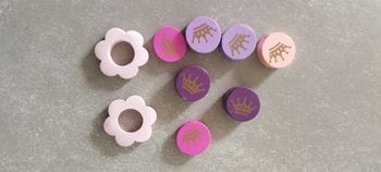 Lot de perles rondes couronnes x7 + 2 fleurs rose en bois