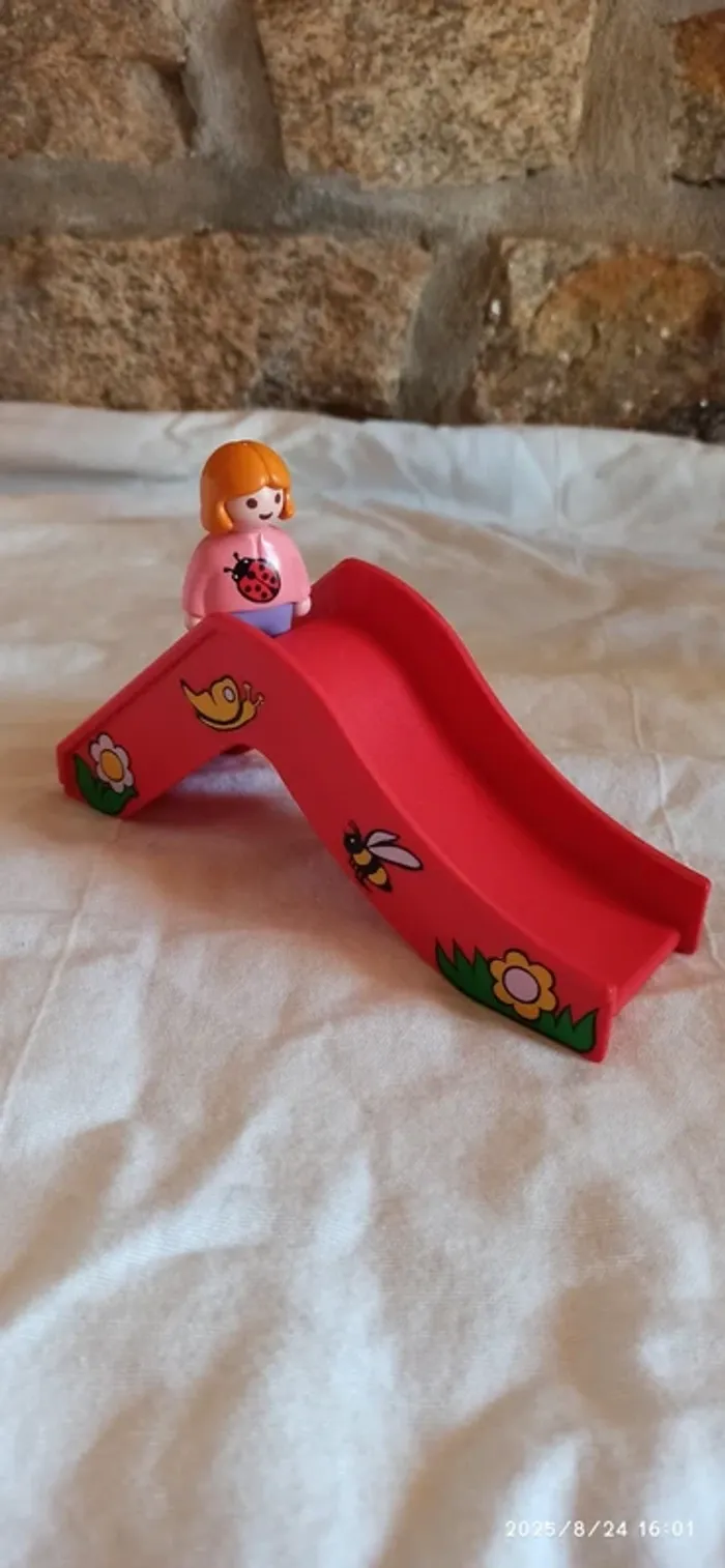 Enfant fille sur toboggan rouge playmobil 123