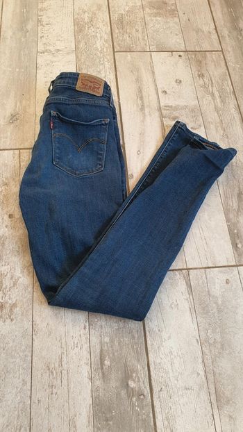 Jean levi's 721 hight rise skinny w29 l32 taille 36 38 en très bon état mais petit trou à un endroit